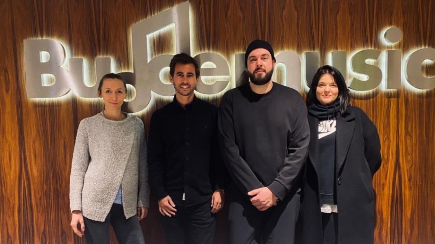 fa4d5e60f0489af029873db8bc7b15252a673dfaf30f38c4ad2e6d98de93182a Neue Partner (von links): Claudia Kolleander (Legal Counsel Budde Music), Benjamin Budde (CEO Budde Music), Sera Finale und Sina Wahnschaffe (Senior A&R-Manager Budde Music)
