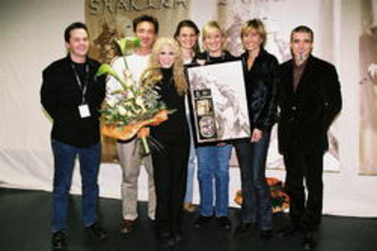 Das Team von der Wäscherei: Shakira mit ihren Fans von Sony Music International