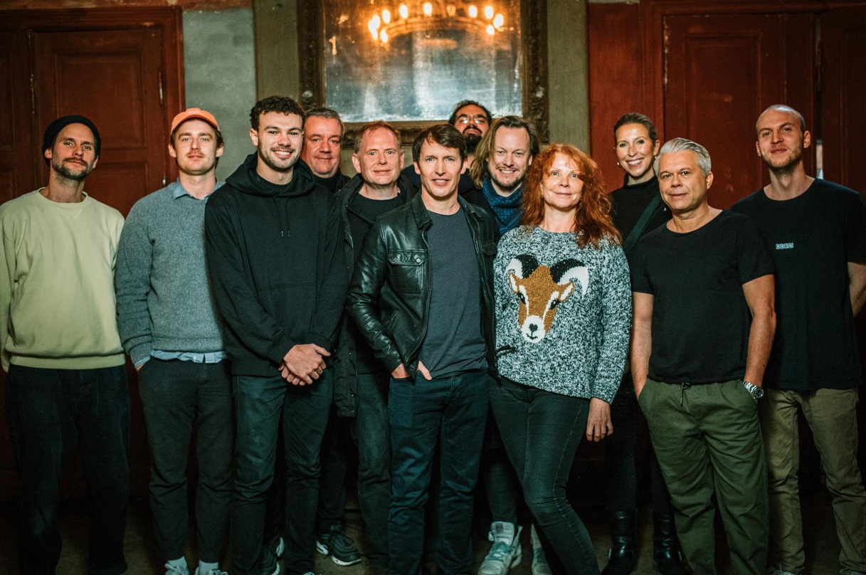 Trafen sich bei den Dreharbeiten in Berlin (von links): Peter Pazmandi, Daniel Rapp (beide Deluxe Music), Luke Chiswell (Warner Music), Stephan Schwarzer (Deluxe Music), Robert Hayden (Tou...
