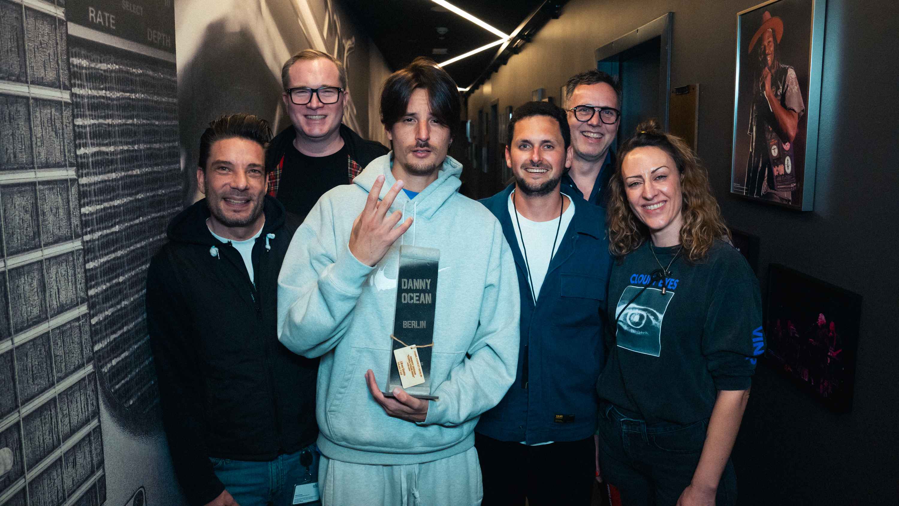Mit dem Award (von links): Dennis Krause, Dirk Dreyer (beide AEG Germany), Künstler Danny Ocean, Juan Velez, Jobst Neermann sowie Kathleen Wortha-Mussell (alle RBK Fusion).
