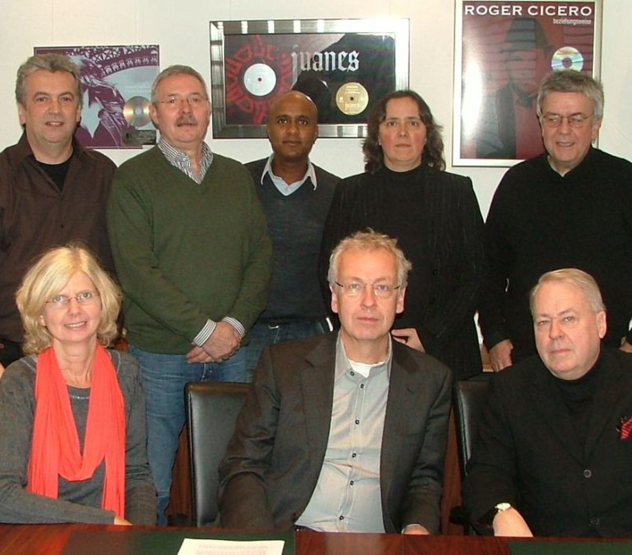 Neue Partner: Peermusic und Capellmeister||Zum Vertragsabschluss kamen zusammen (vorn, v.l.n.r.): Ines Meyer zur Capellen (Managing Director Capellmeister Musikverlag), Peter Hoffmann (Aut...