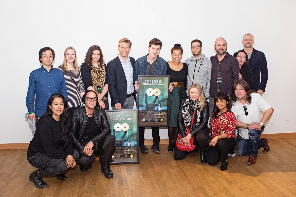 Bei der Gold- und Platin-Verleihung mit dabei (hinten, von links): Won Sin (Director Digital Sales), Christina Ratte (Team Assistant Marketing Pop), Milijana Gojic (Senior Director Marketi...