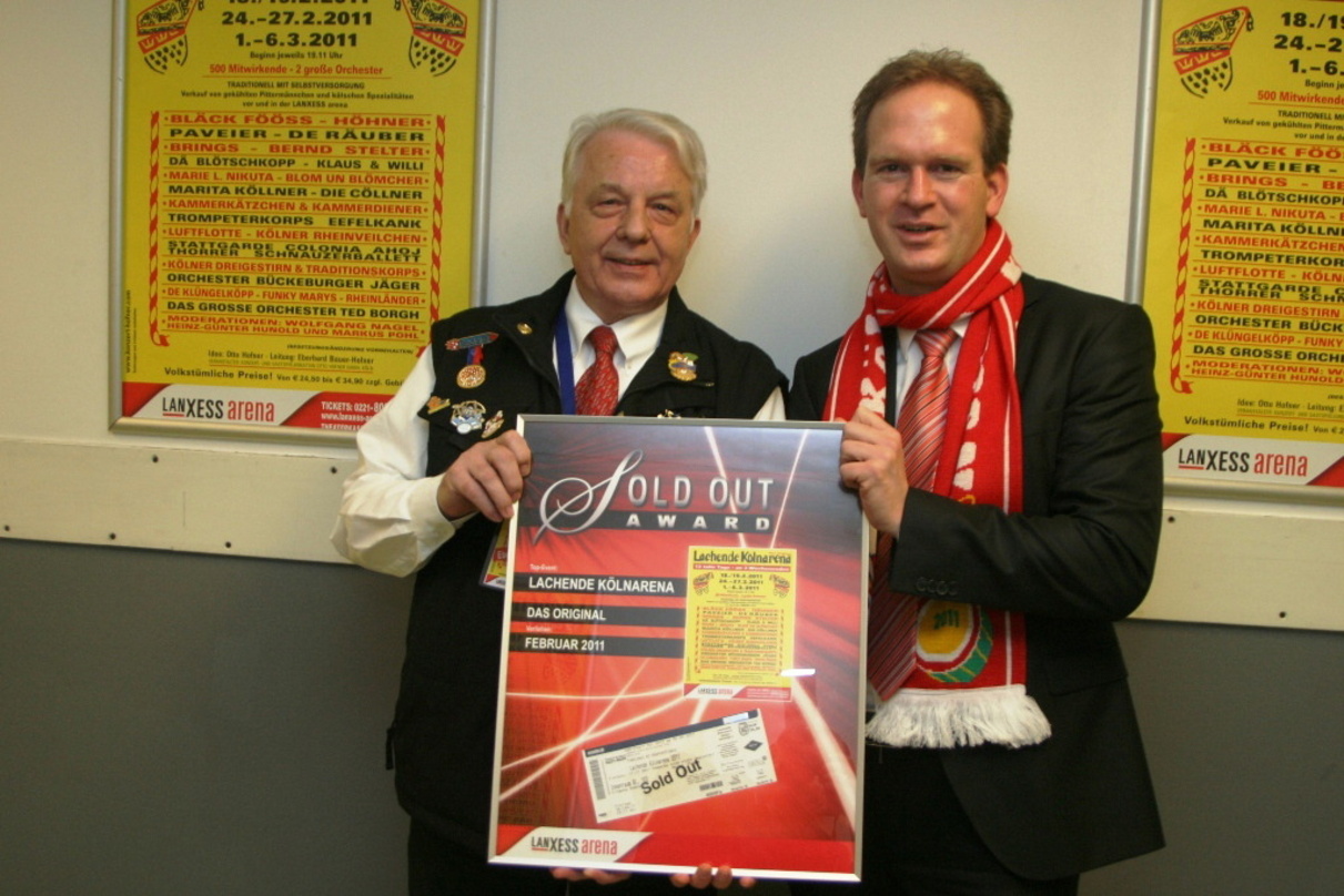 Bei der Verleihung: Stefan Löcher (r., Geschäftsführer Arena Management) überreicht Eberhard Bauer-Hofner (Geschäftsführender Gesellschafter der Gastspieldirektion Otto Hofner) einen Sold-...