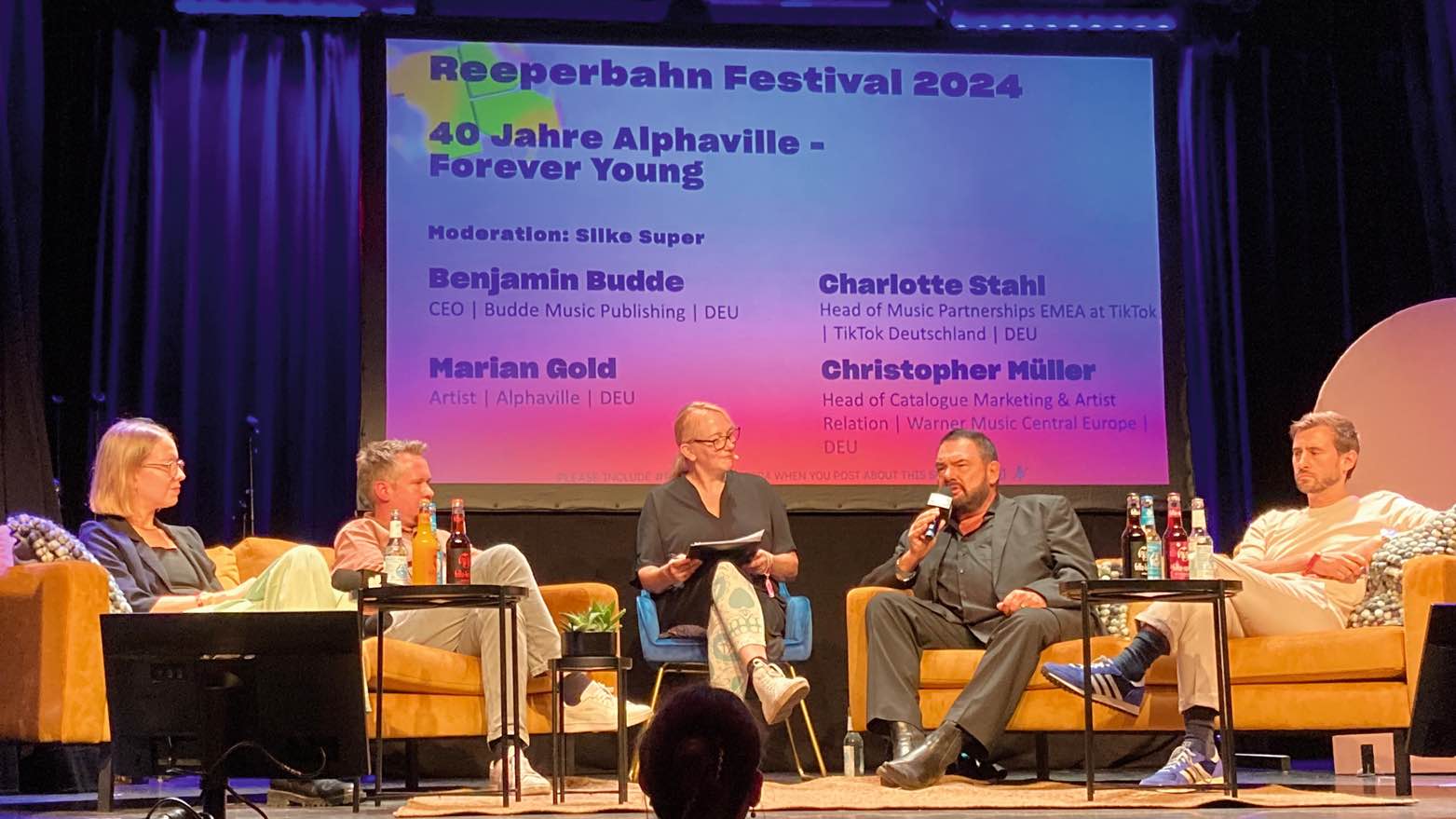 Sprachen über 40 Jahre Alphaville (von links): Charlotte Stahl (TikTok), Christopher Mueller (Warner Music Central Europe), Moderatorin Silke Super, Alphaville-Sänger und Mitbegründer Mari...