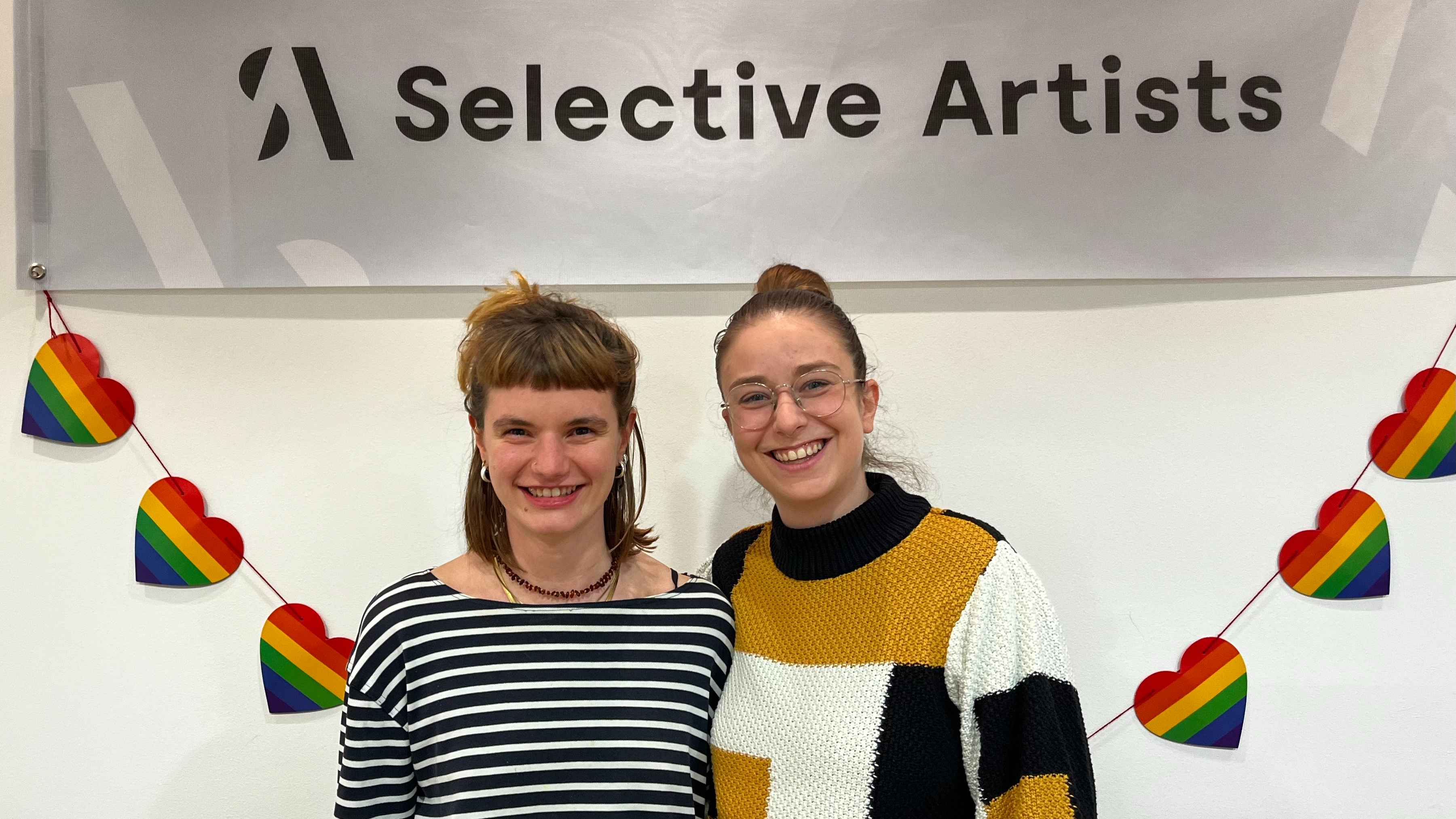 fae08563 a533 4a0c a8d4 4dcfa847294d Arbeiten weiterhin bei Selective Artists zusammen: Emilia Kresimon (Junior Bookerin und Projektmanagerin, links) und Angelina Jagsch (Senior Projektmanagerin).