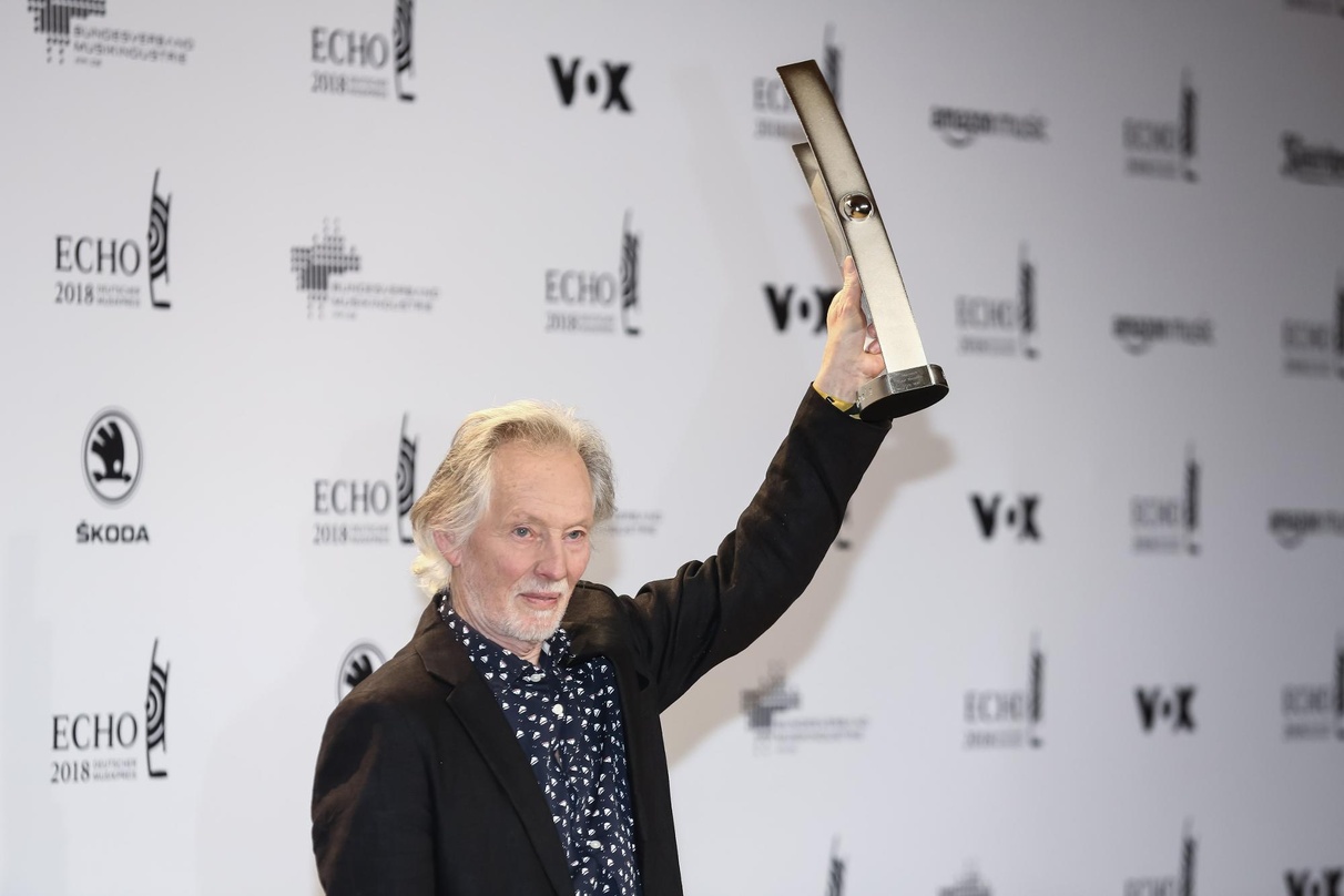 Hier noch mit der Trophäe vor der Siegerwand: Klaus Voormann mit dem Echo für sein Lebenswerk, den der Bassist, Grafiker und Produzent nun zurückgeben will