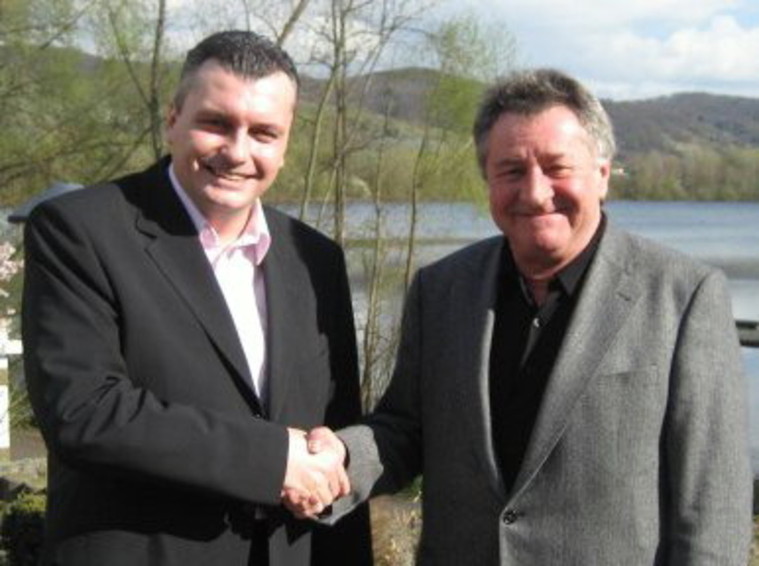 fb0045cf147836a4ba2d6a45ec43d47f2e0ea223bf1e1b36bead653e06f1ff47 Vertragsschluss an Ostern: Georg Kizdobranski (l.) und Jürgen Rinschler