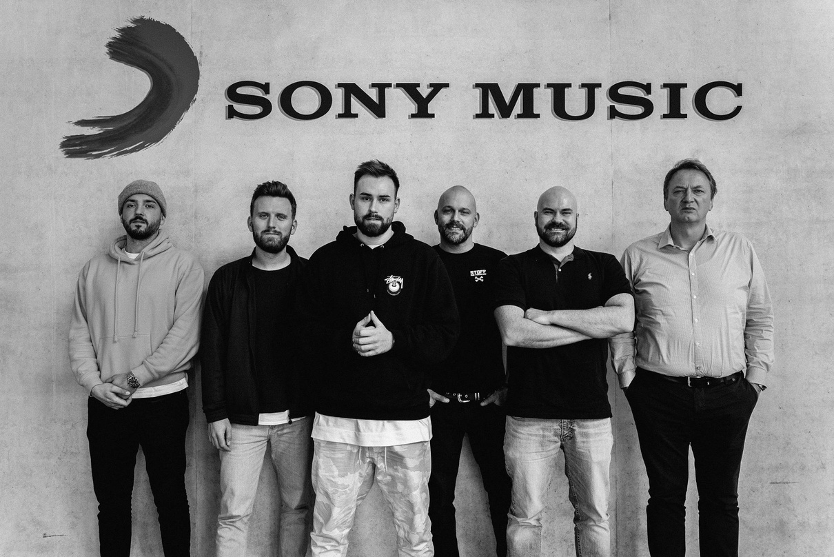 Machten die Zusammenarbeit klar: NSKN (3. von links) und seine Partner von RCA und vom Label Starting Lineup