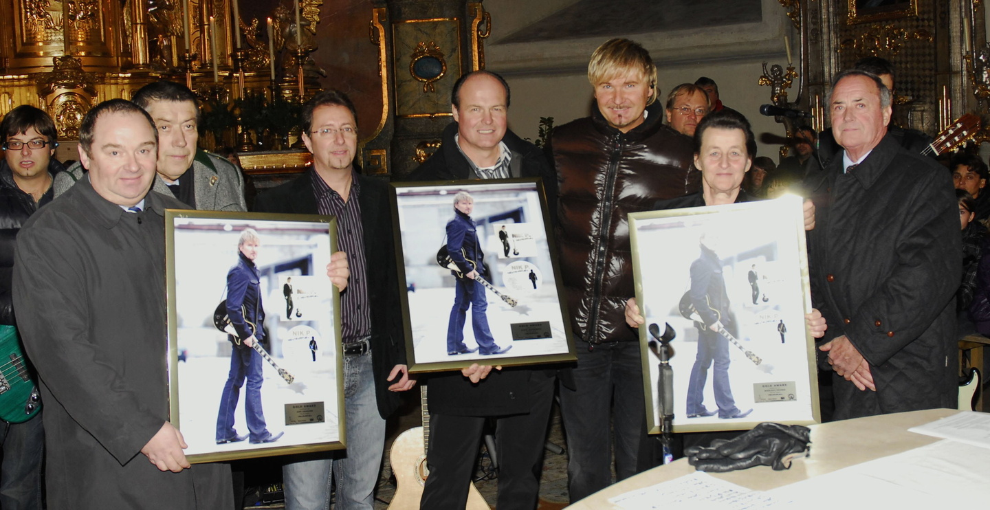 Bei der Gold-Verleihung (v.l.n.r.): Sepp Adlmann (Adlmann Promotion), Pfarrer Raimund Ochabauer, Peter Schilling, Klaus Bartelmuss, Nik P. und dessen Zieheltern