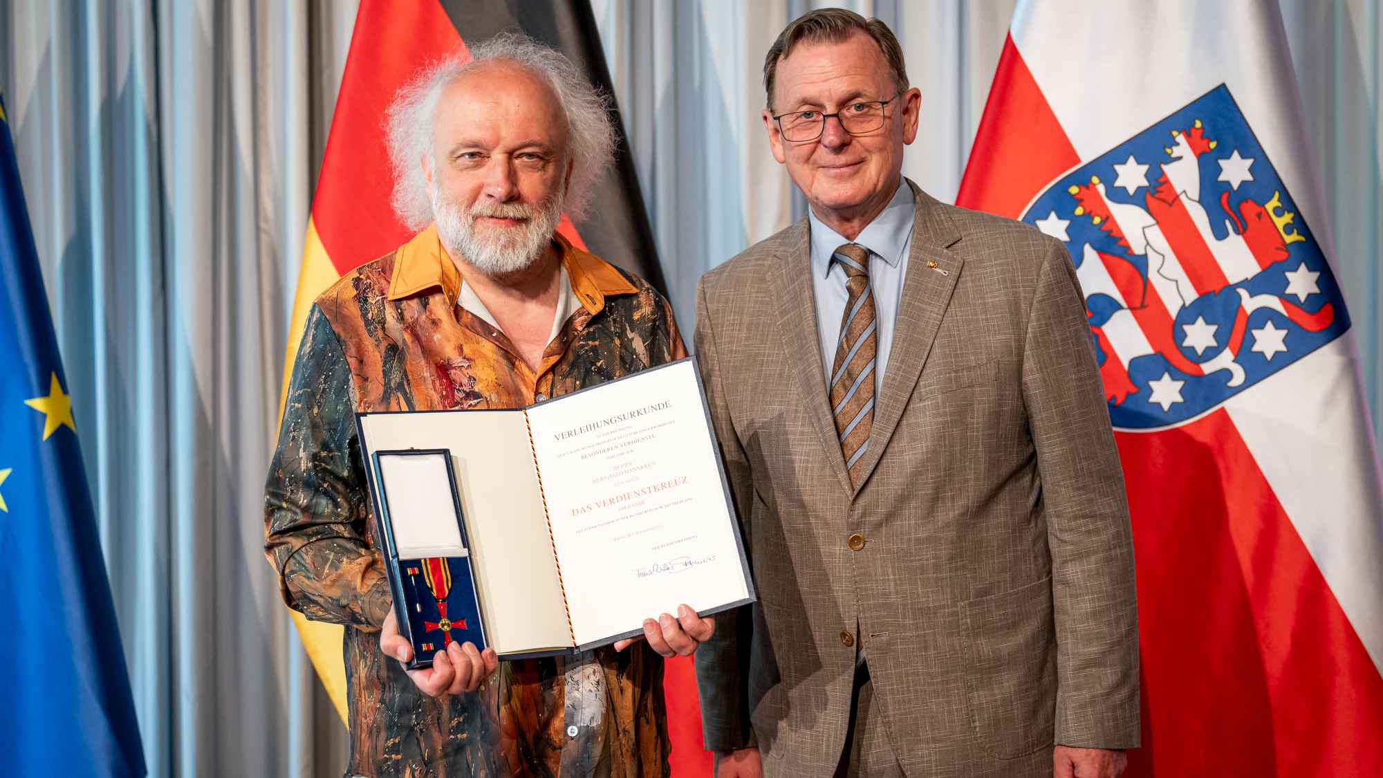 Bei der Verleihung: Bernhard Hanneken (links, Rudolstadt Festival) imd Thüringens Ministerpräsident Bodo Ramelow.