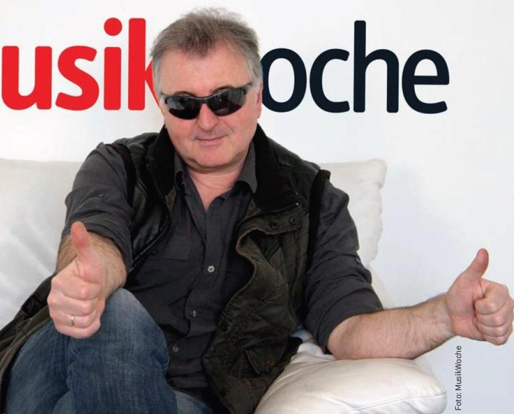 fb2f22e66f5a921fe75dd5c15cbd2151030657399fc6fa123abed60dbfff5542 Neustart mit Bonfire: Hans Ziller präsentiert auf der MusikWoche-Couch das neue Album "Glörious"
