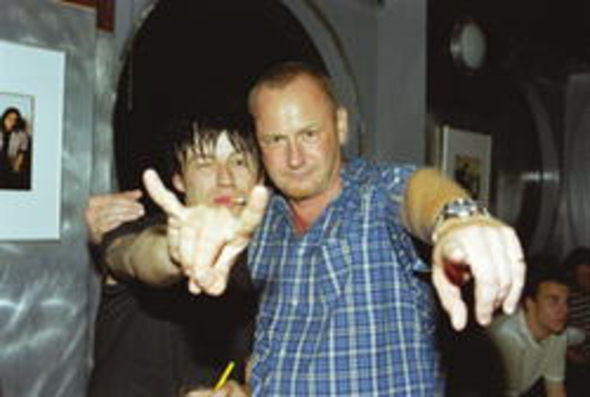 fb394732d04b362eeadbda900c093c5c633069dd7866cc6c85bfccd76a077ae2 "Gun Records - was sonst?":
Guido Knollmann (l.), Gitarrist bei den Donots, sowie
Gun-Gründer und -Geschäftsführer Wolfgang Funk
zeigten am Abend dem Fotographen, wo's langgeht
und rockten...