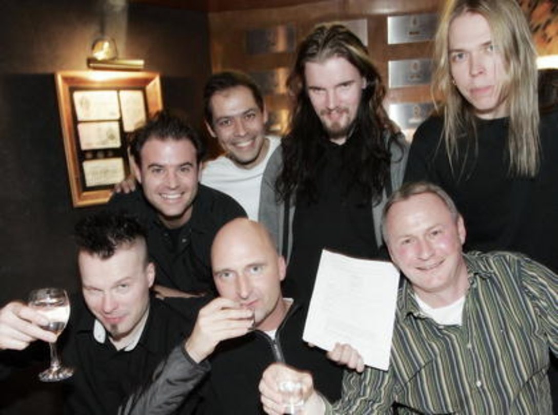 Feierten den Vertrag: Apocalyptica und ihre neuen Partner||Feierten den Vertrag: Apocalyptica und ihr Team (vorne v.l.n.r.): Paavo Lötjönen, Martin Dodd (Managing Director 20-20 Entertainm...
