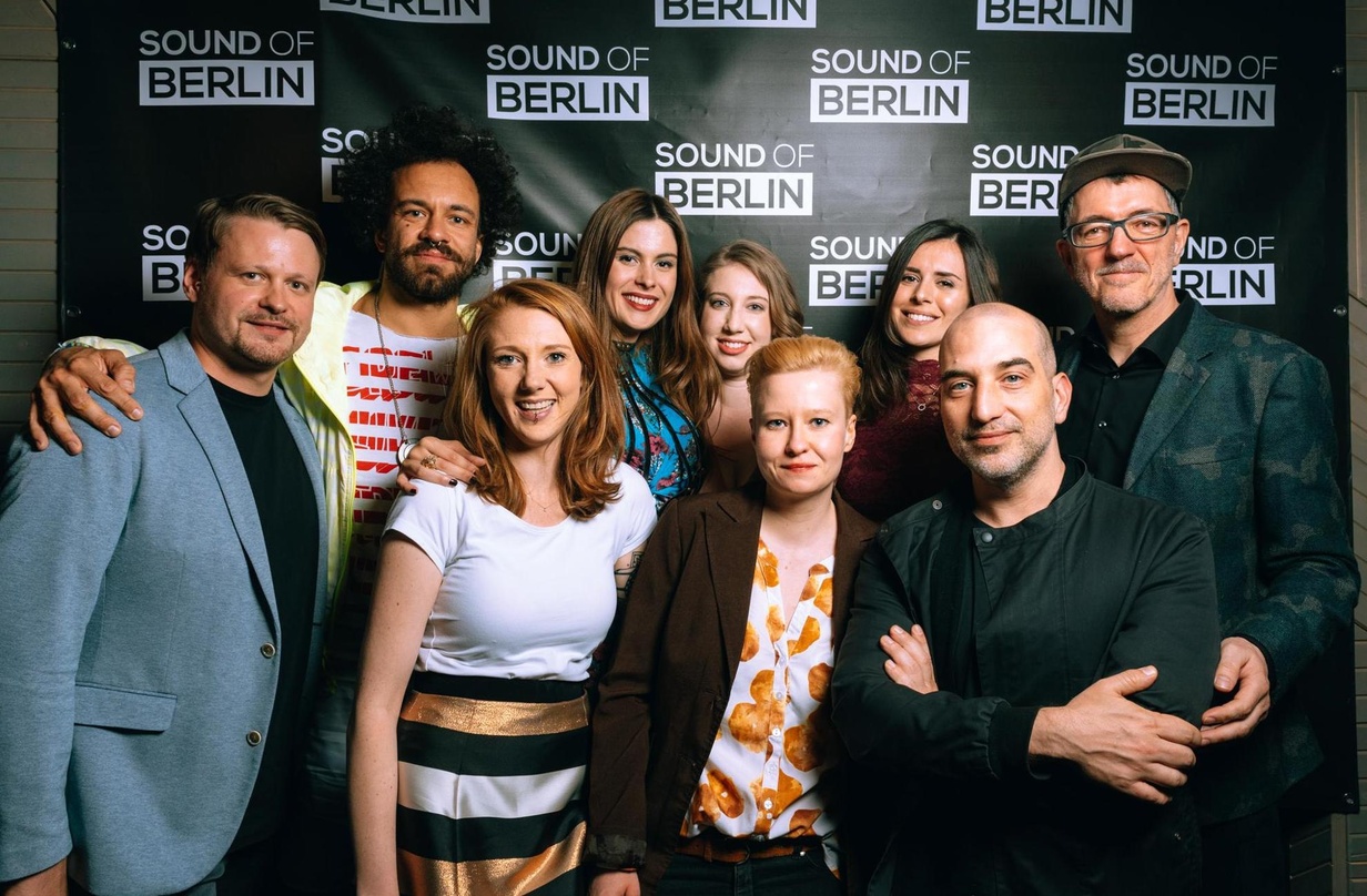 Kamen zur Premiere (von links): Mathias Kaden, Alexander Krüger, Franziska Koch (Herr Media), Carolina Thiele, Vanessa Ewald (Herr Media), Nina Müller, DJane Nela, Marc Houle und Dr. Motte