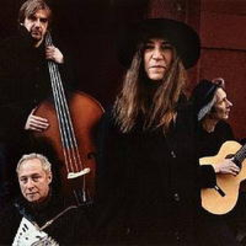 Servieren neue Coverversionen und ältere eigene Songs: Patti Smith und ihre Band