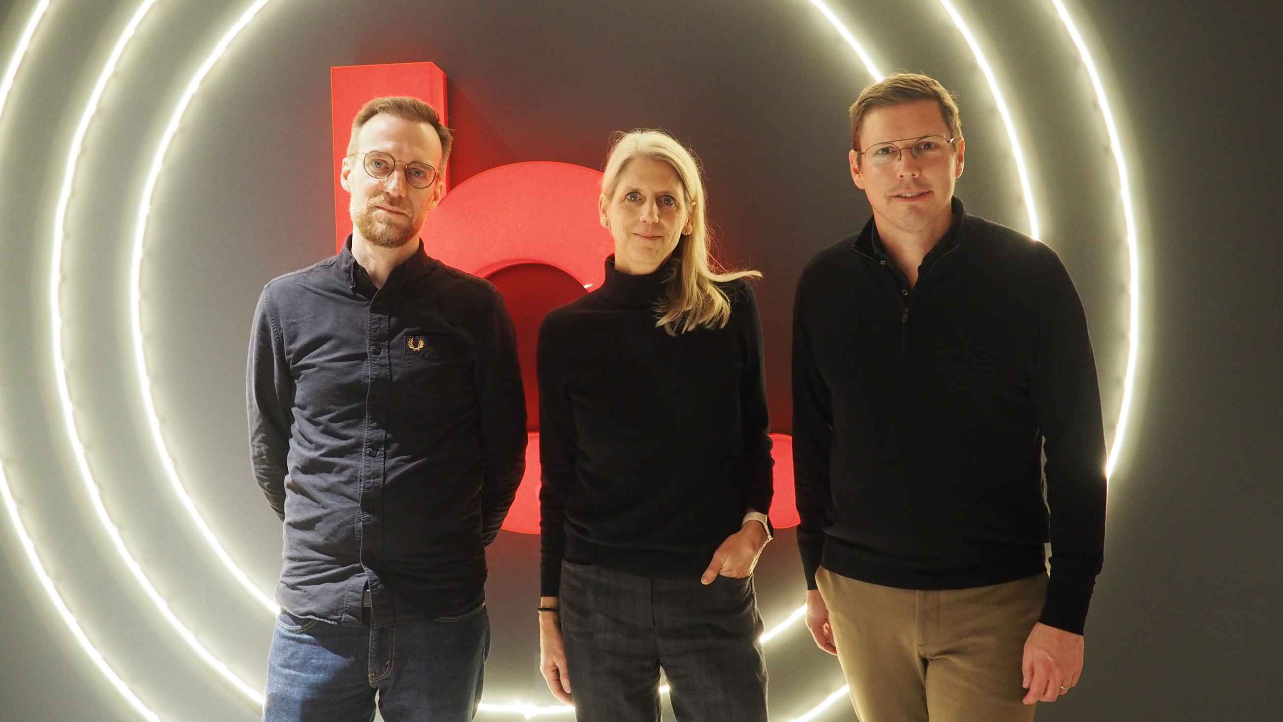 fb6c52ce 7d90 4465 8268 ab9ff4344ba6 Vor dem neu installierten Logo im Eingangsbereich (von links): Till Wolf (Vice President Label & Artist Solutions), Angela Broer (General Manager Operations) sowie Thorsten Freese (Managin...