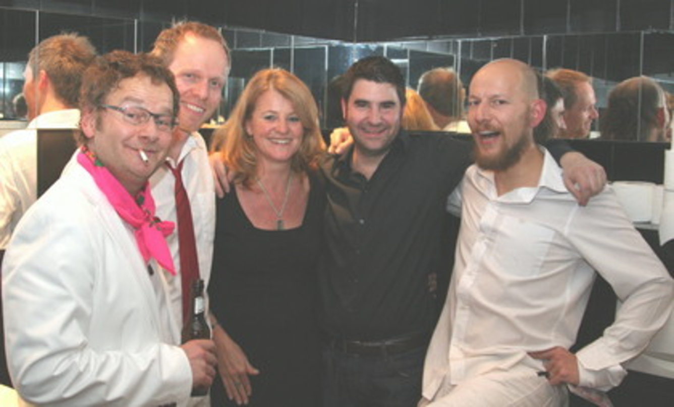 Kamen nach dem Showcase zum exklusiven MusikWoche-Foto (v.l.n.r.): Peter Horn, Florian Rein, Alexandra Dörrie (Another Dimension), Patrick Oginski und Sebatian Horn