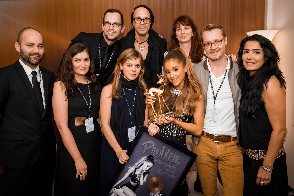 Doppelt geehrt: Ariana Grande (vorn, dritte von rechts) mit Bambi und Gold für ihre Single ?Problem? sowie dem UMI-Team um Dirk Baur (vorn, zweiter von rechts)