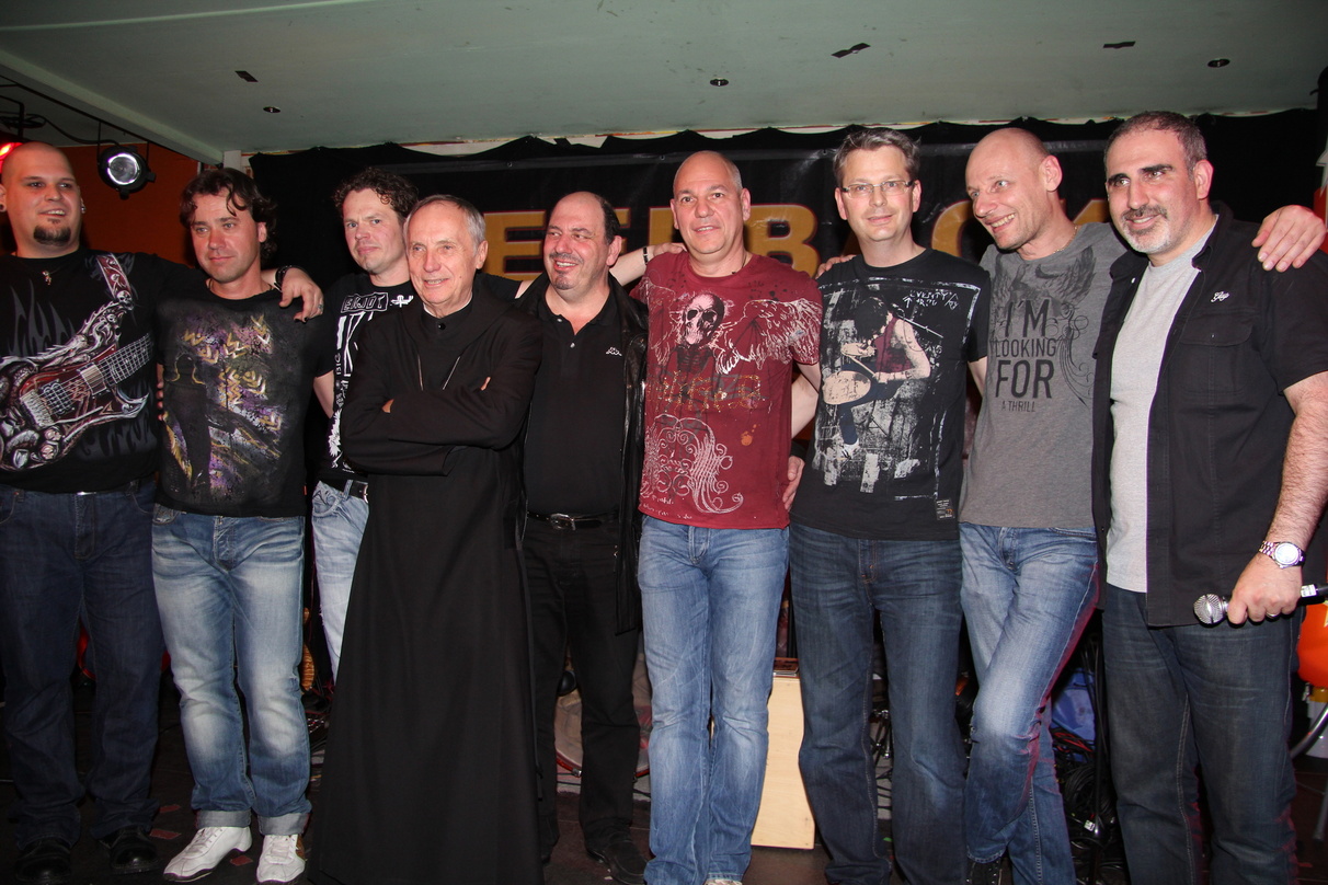 Kurz vor dem Showcase-Konzert (von links): Tobi Nagy, Christian Ries, Roland Gläser (alle Feedback), Abtprimas Dr. Notker Wolf, Promoter und Labelchef Artur Silber (Silberpfeil/Transformer...