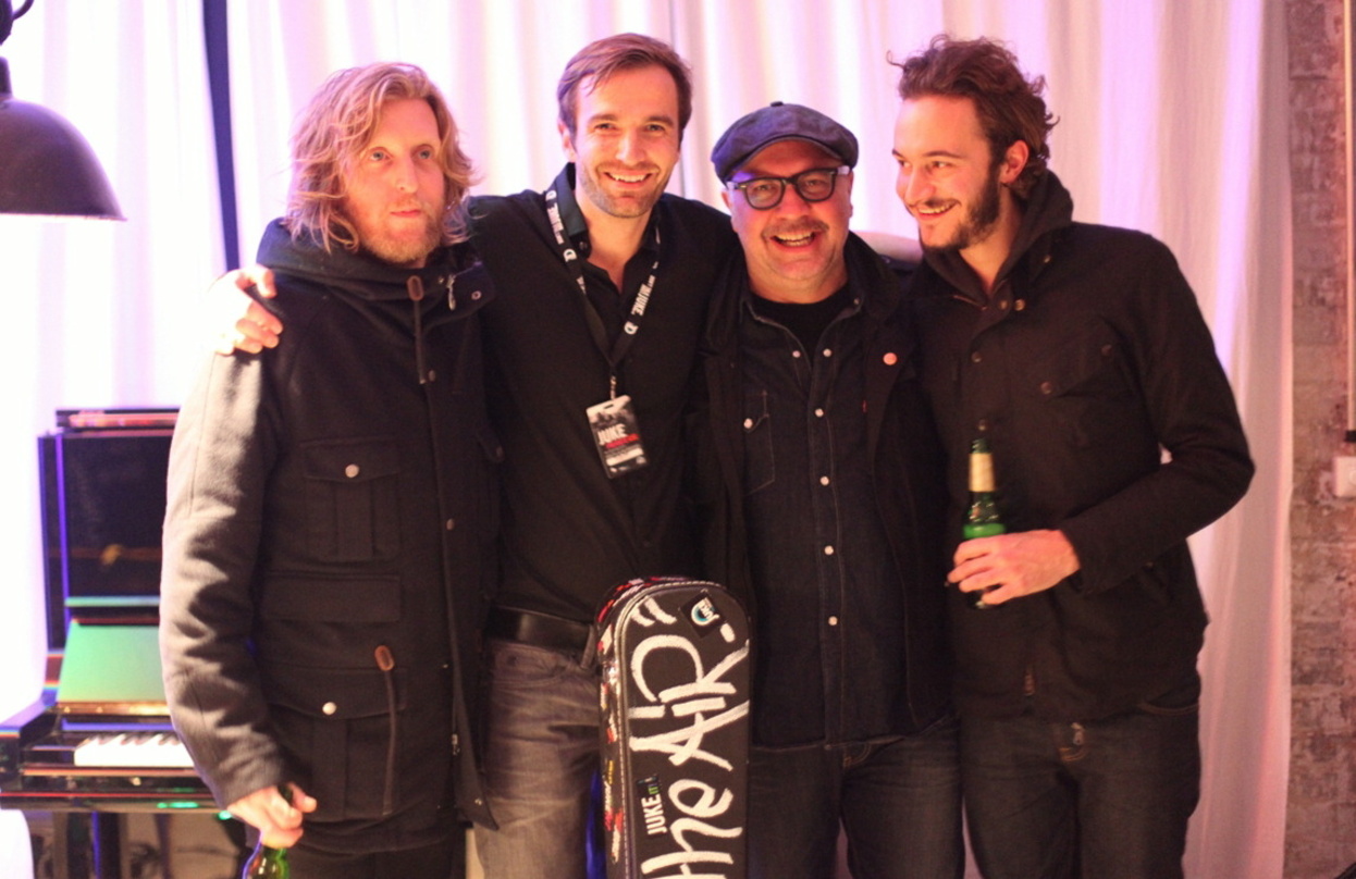 Genossen die winterliche Stimmung in Kreuzberg (v.l.n.r.): Andy Burrows, Tobias Brinkhorst (Vice President Marketing Juke), Jürgen Sauer (General Manager PIAS) und Tom Smith