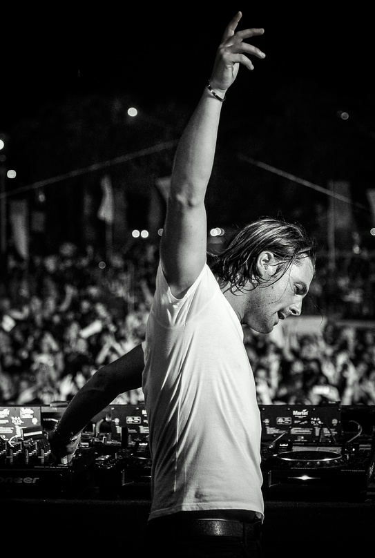 Veröffentlicht einen Track bei WePlay: Axwell