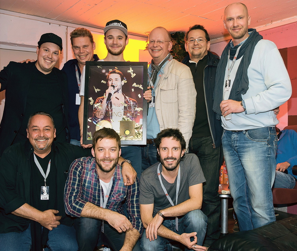 Gold für "Unser Star für Baku": Roman Lob (hinten, dritter von links) im Kreise seines Universal- und Brainpool-Teams