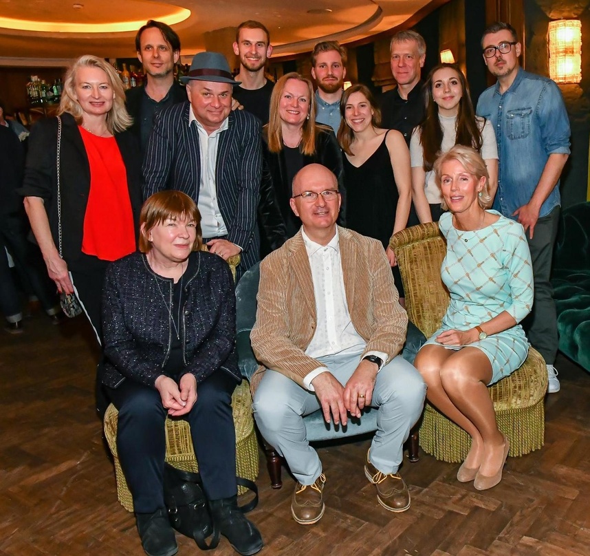 Bei der Würdigung von James Last im Soho House: Caterina Last, Ron Last und Christine Last (vorn) mit Partnern, Freunden und Wegbegleitern