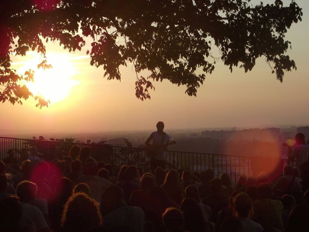 Trat bei Sonnenaufgang in Paris auf: Patrice