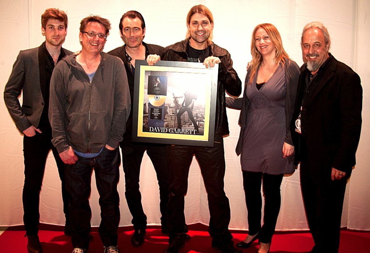 Bei der Gold-Verleihung (v.l.n.r.): Jamie Corby (Management David Garrett), Hank Merk (Marketing Director Universal Music Schweiz), Ivo Sacchi (Managing Director Universal Music Schweiz), ...