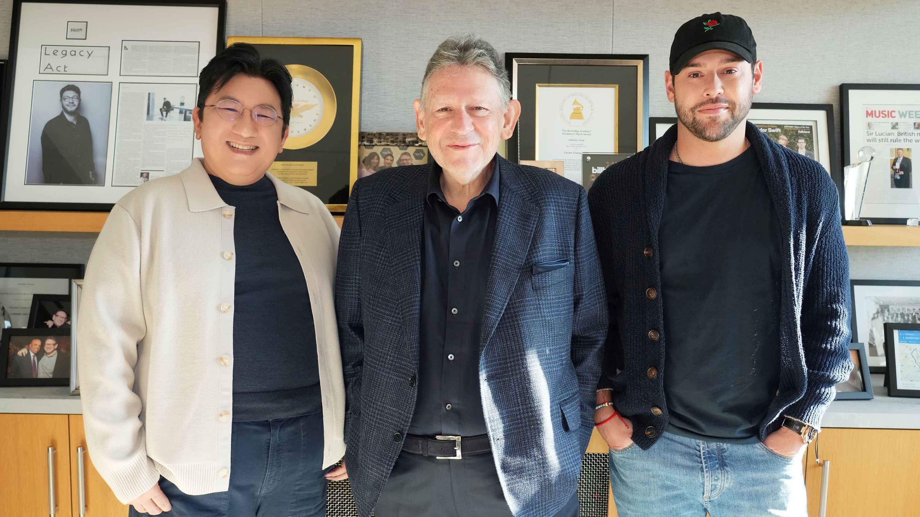 Kommen zusammen (von links): Bang Si-Hyuk (Chairman Hybe), Lucian Grainge (Chairman und CEO Universal Music Group) und Scooter Braun (CEO Hybe America).