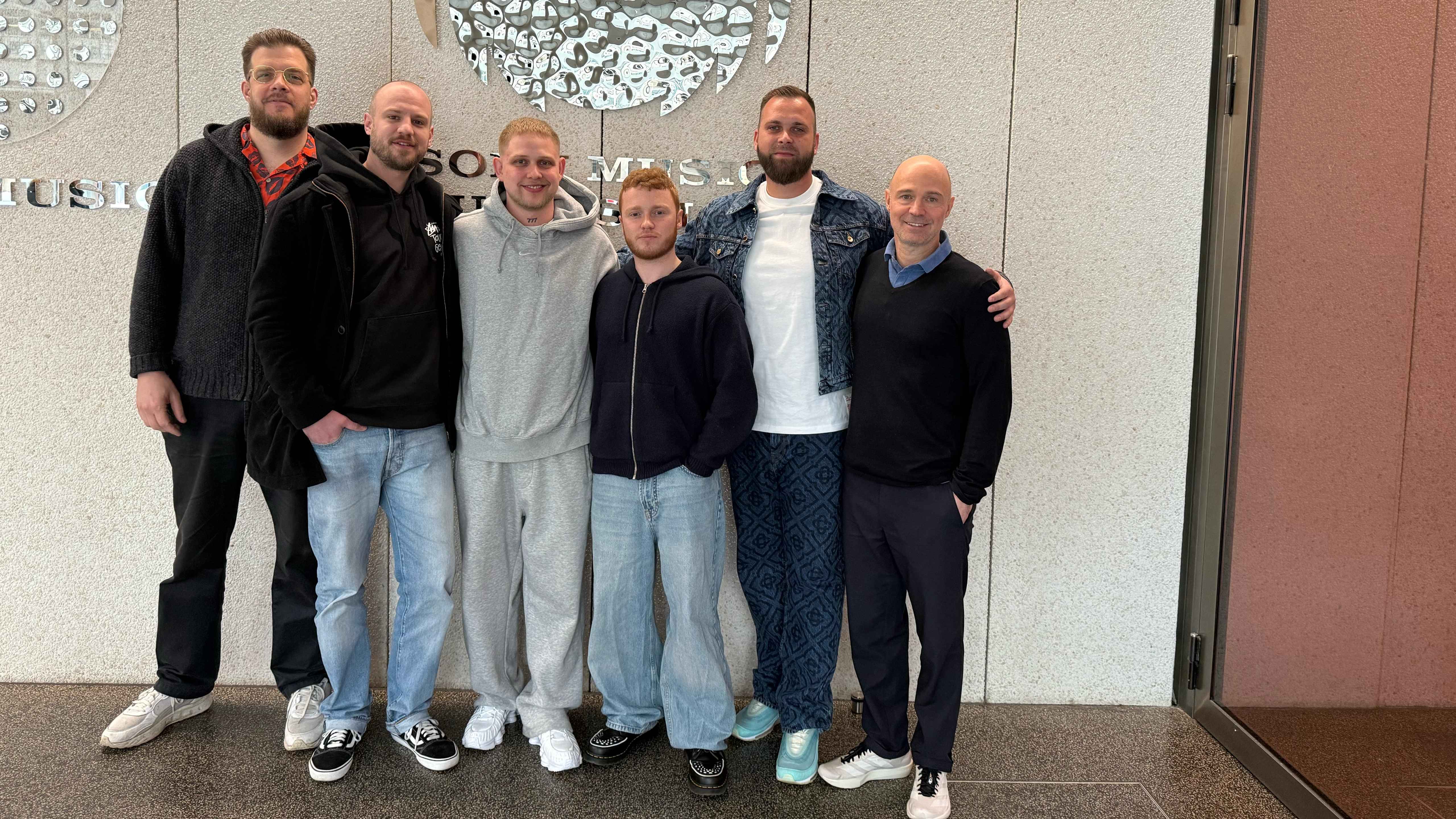 Schlossen einen Deal ab (von links): Nils Nöhden, Niklas Jürgensen (beide Co-Gründer Culture Again), Kevo2xt (Produzent), Marvin Lutz (Head Of Urban SMP), Eduard Bolz (Management) sowie Pa...