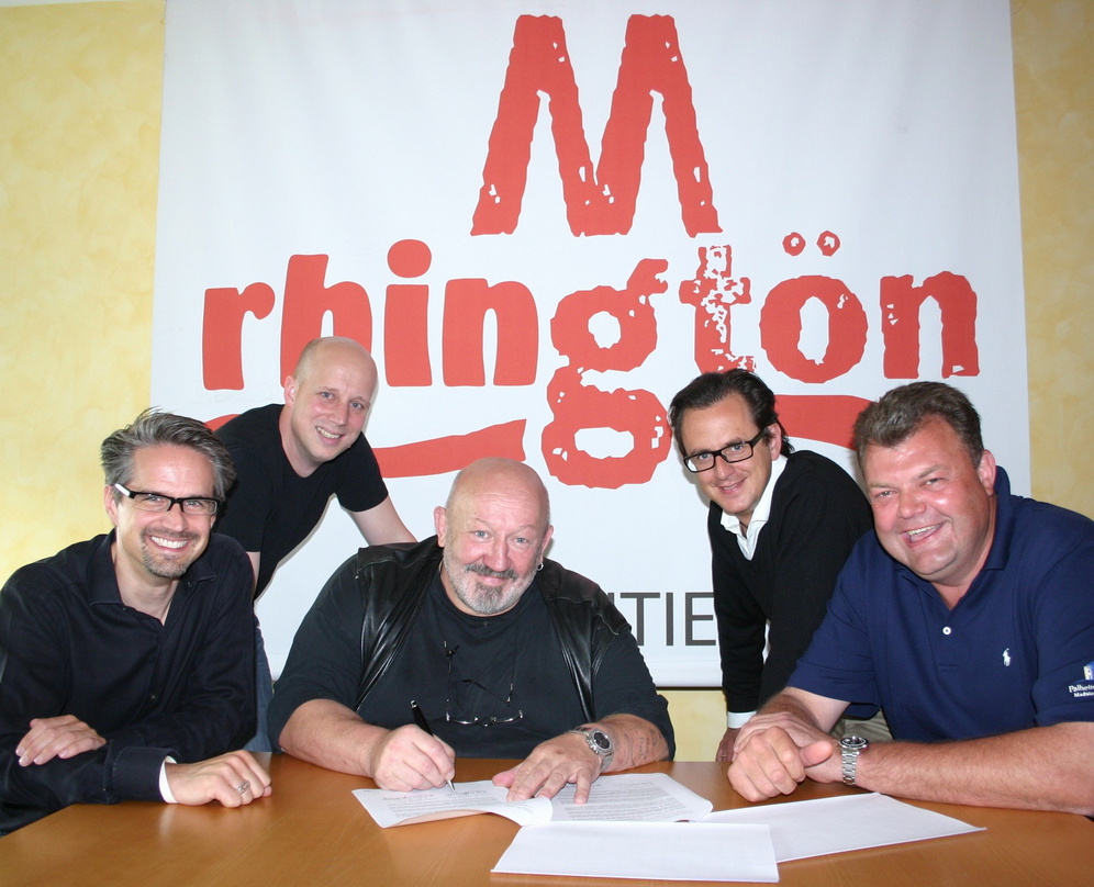 Kölner unter sich: Jürgen Zeltinger zu Hause bei EMI||Trafen sich zur Vertragsunterzeichnung (v.l.n.r.): Dirk Ewald (Managing Director EMI Music Catalogue Marketing/Classics/Jazz GSA), Man...