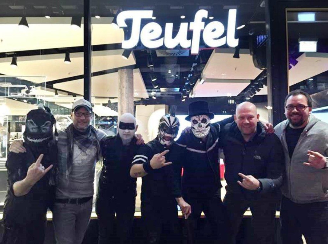 Besiegelten den Deal (von links): Teufel und Hämatom klären die Gretchenfrage (von links): West (Hämatom), Dennis Bahrke (Manager Product Marketing Teufel), Nord, Ost, Süd (alle Hämatom), ...