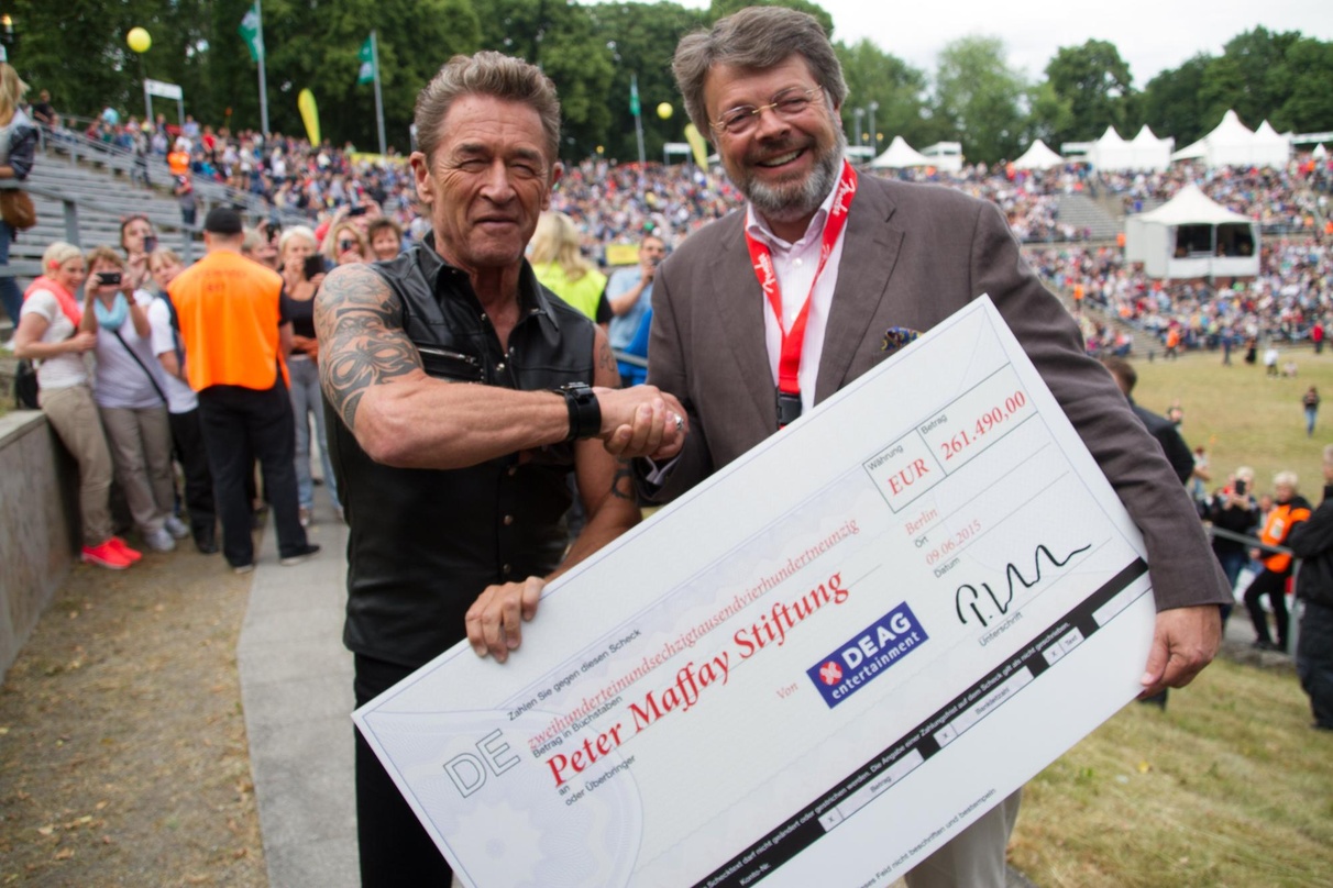 Bei der Scheckübergabe: Peter Maffay (links) mit Peter Schwenkow