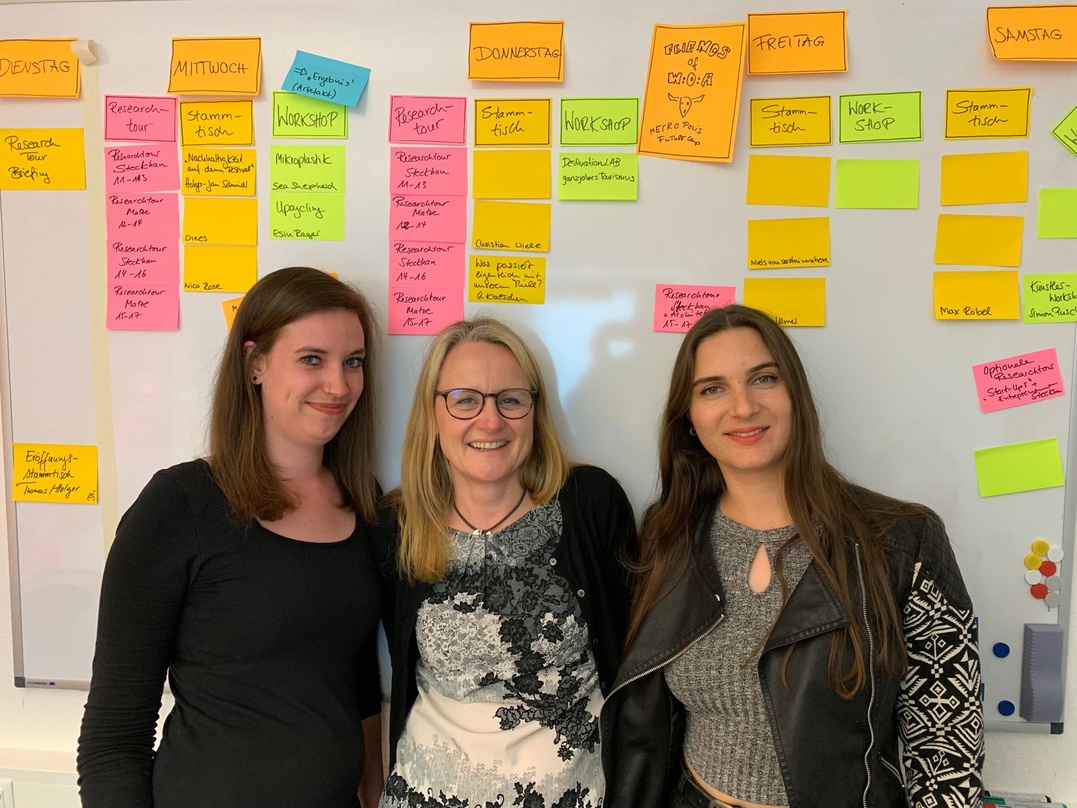 Bilden das Projektteam der Wacken Future Factory (von links): Maren Maxeiner (Wacken Open Air), Inga Wiele (gezeitenraum) und Linda Nowak (Wacken Open Air)