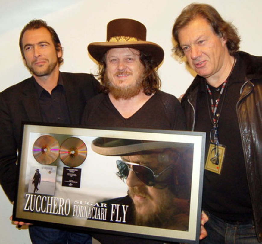 Freut sich über Doppel-Platin: Zucchero (M.)||Präsentieren Award (v. l.): Ivo M. Sacchi (Managing Director Universal Music Switzerland), Zucchero und Stuart Young (Manager Zucchero)