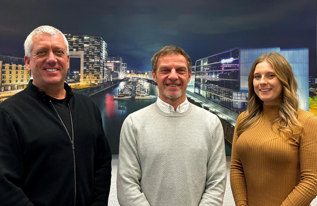 Arbeiten nun gemeinsam: Andreas Rosmiarek (links), Eberhard Pacak und Sales Managerin Nina Krämer