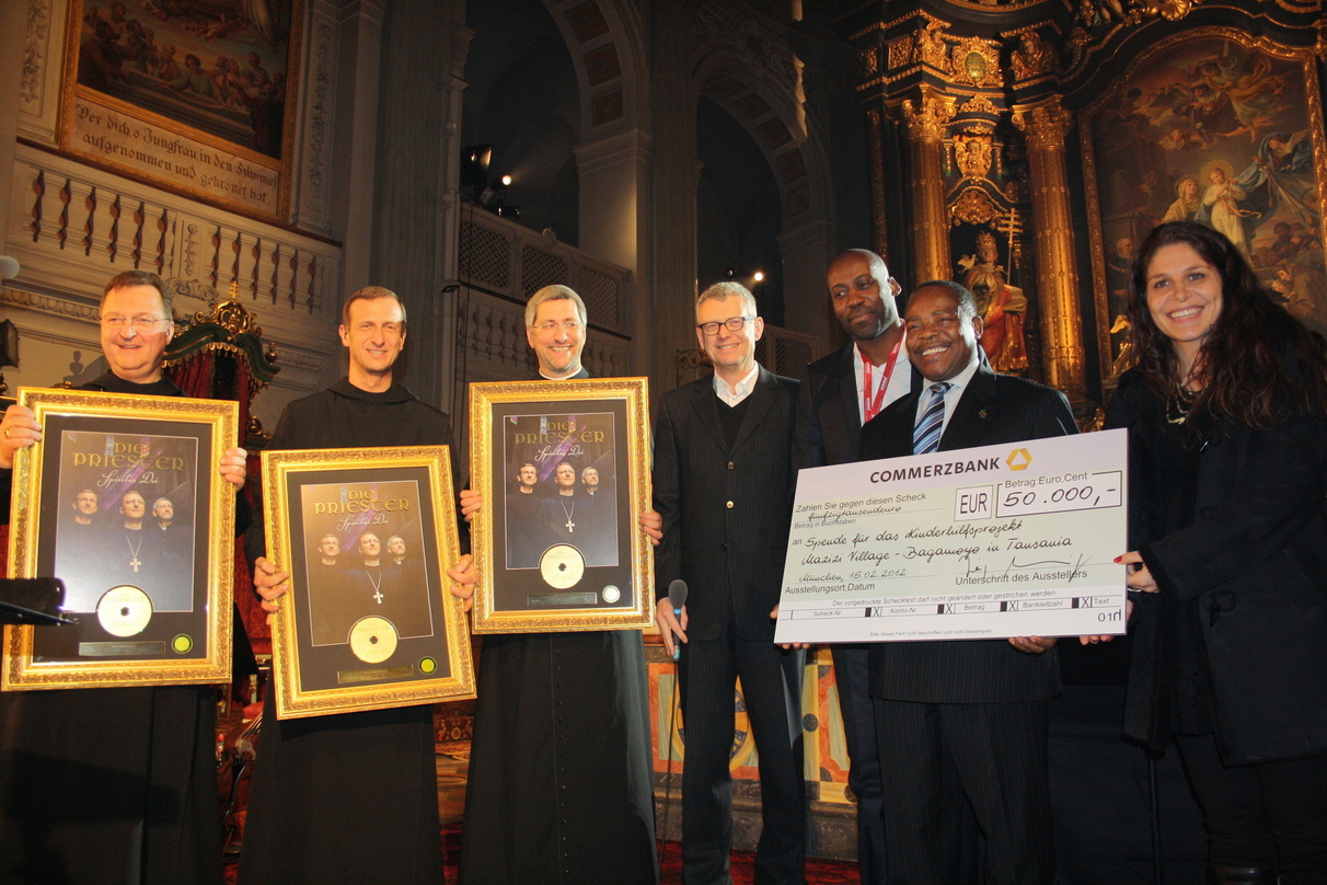 Teilten ihren Gold-Erfolg: Die Priester und Koch Universal||Zur Edelmetallverleihung in Altötting kamen zusammen (v.l.n.r.): Abt Rhabanus Petri (Benediktinerkloster Schweiklberg), Pater Vi...