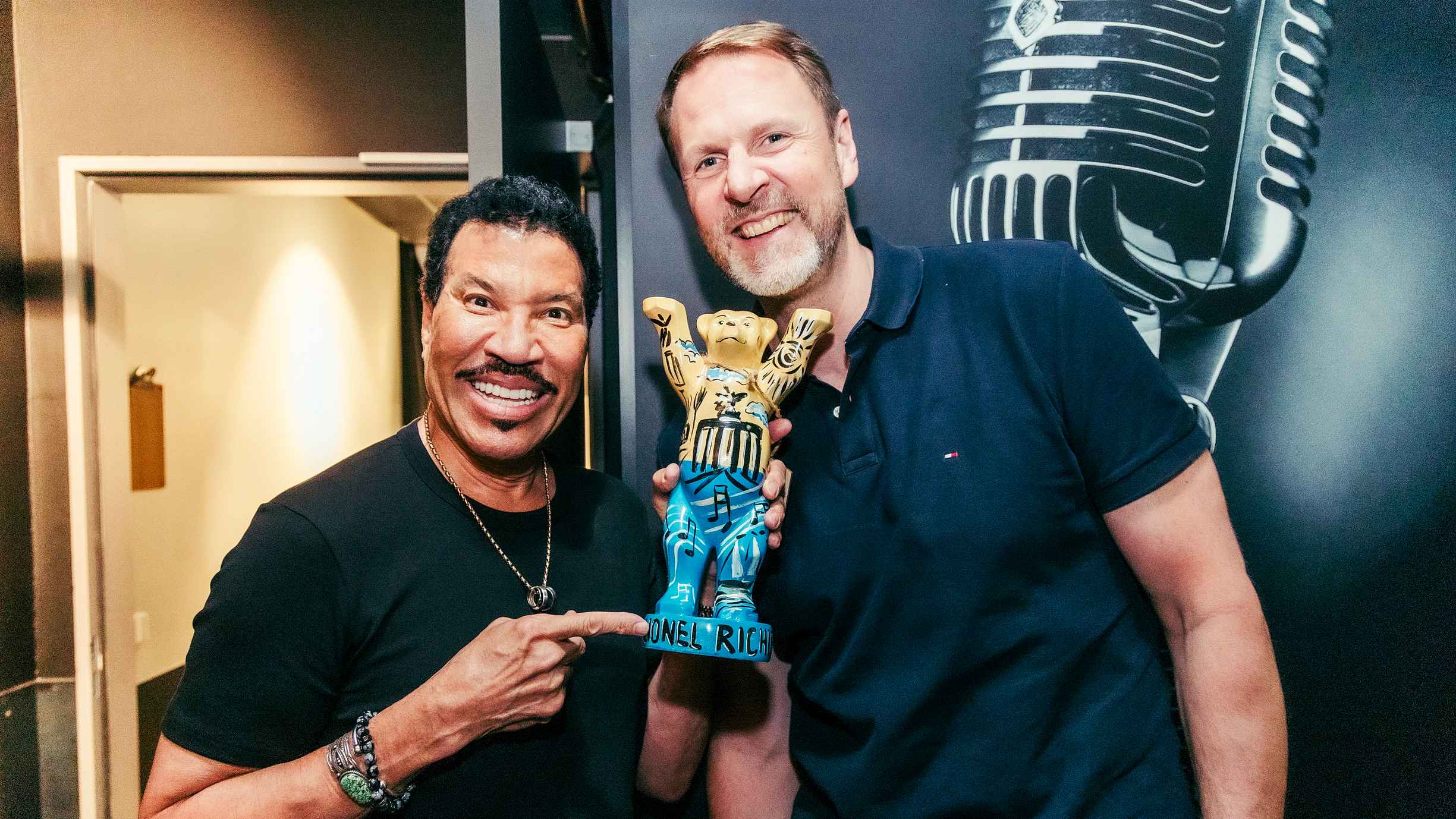 Mit dem bunten Bären: Lionel Richie (links) und Ole Hertel (Vice President & Managing Director Uber Arena).