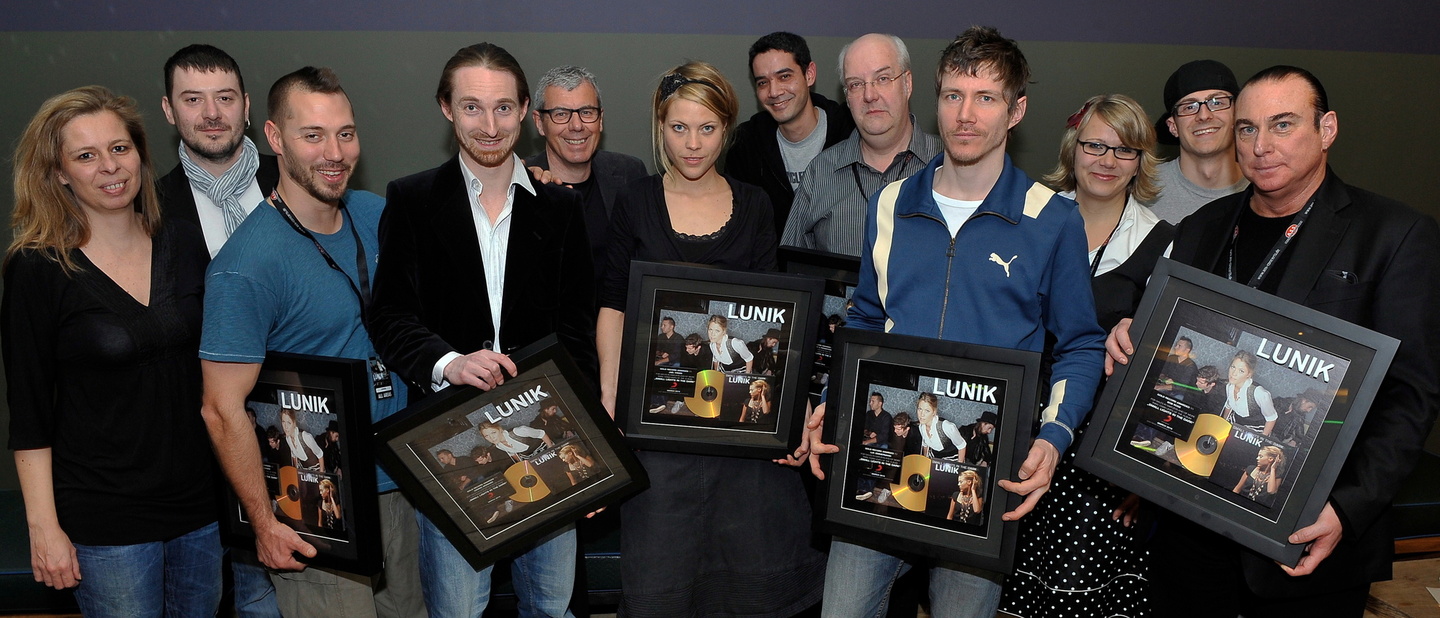 Bei der Gold-Verleihung: Lunik und ihr Team||Bei der Gold-Verleihung (v.l.n.r.): Julie Born (General Manager Sony Music Schweiz), Maurizio Dottore (Marketing Manager GSA Sony Music Schweiz...