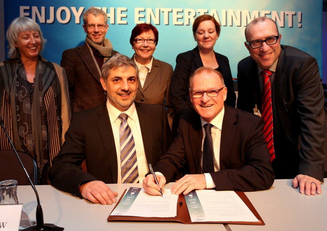 Bei der Vertragsunterzeichnung (vorn, von links): Johannes Partow (Geschäftsleiter König-Pilsener-Arena) und Hartmut Schmidt (Geschäftsführer Oberhusener Gebäudemanagement & Luise-Albertz-...