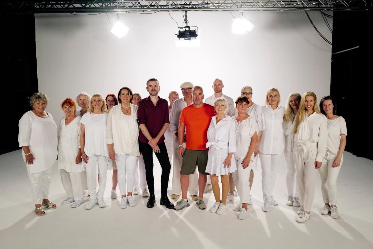 Chor-Freunde: Thomas Thyssen (Mitte, links) und Volker Neumüller (Mitte, rechts) mit dem "Großen Deutschen Schlagerchor"