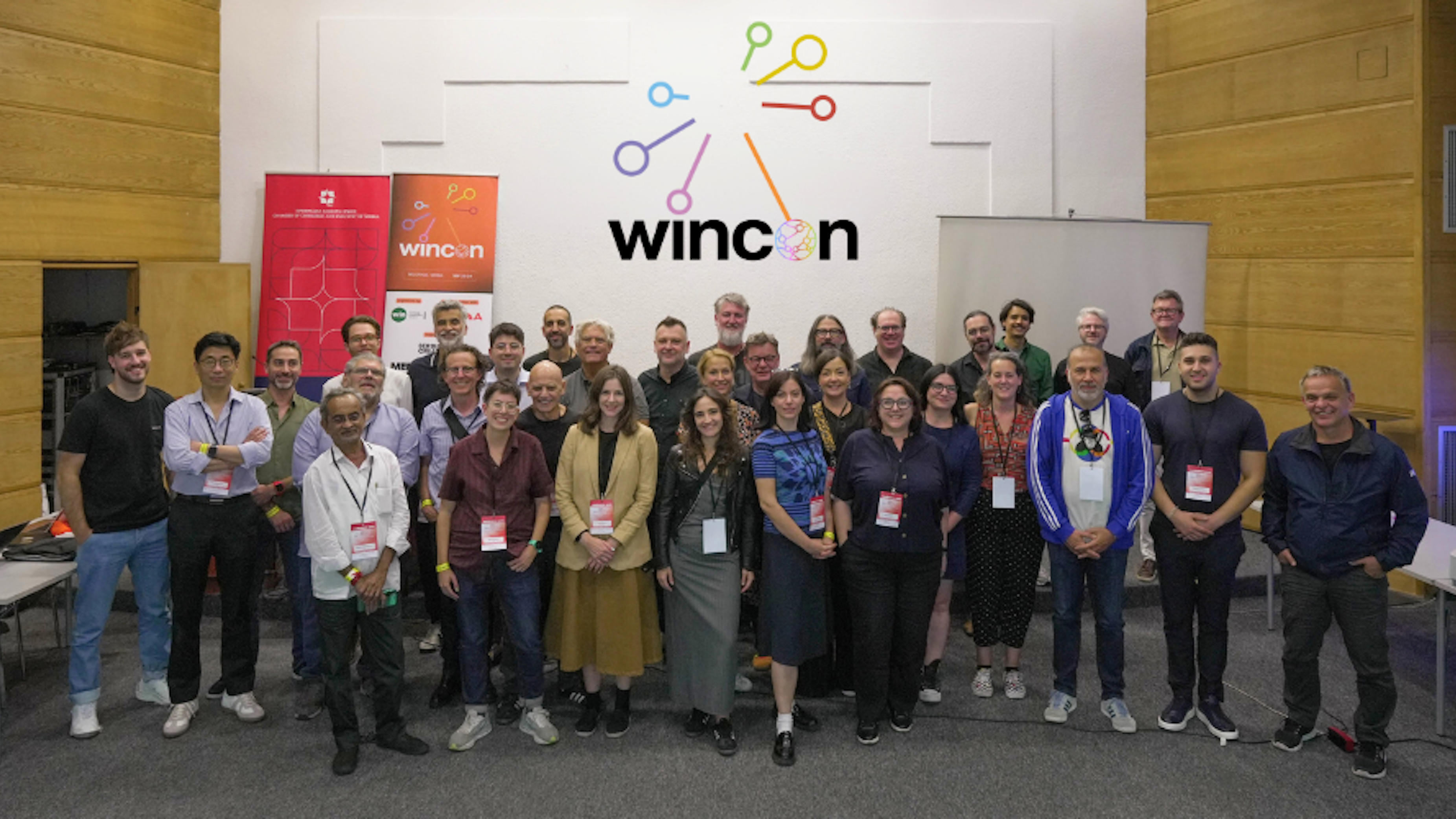 Bei der letztjährigen Ausgabe der WINCON in Belgrad: Vertreter:innen von WIN rund um CEO Noemí Planas (vorn, 5. von links).