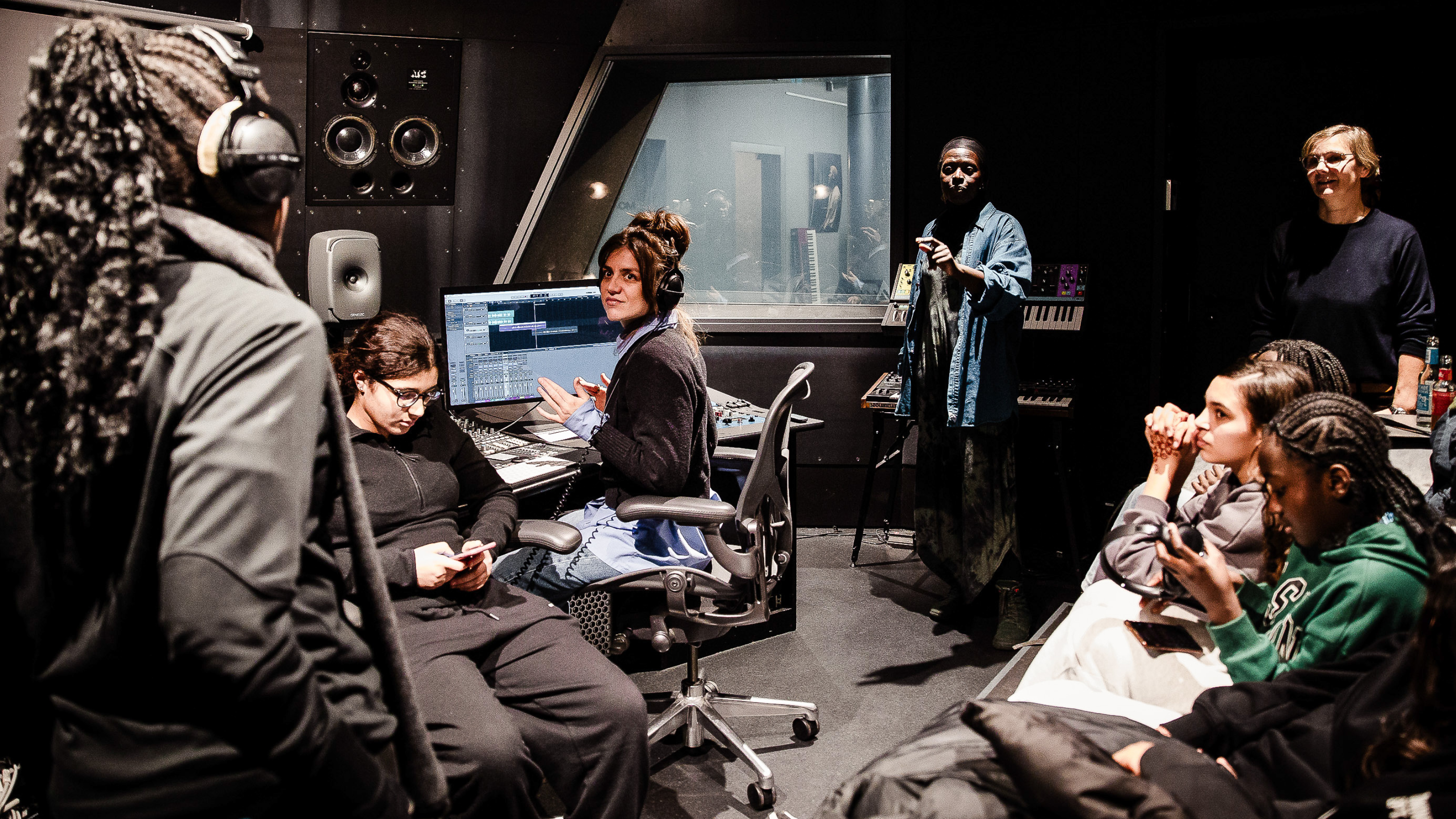 Nahmen in den Circle Studios von Sony Music auf: von Outreach Berlin und Turning Tables Deutschland eingeladene Kinder und Jugendliche.