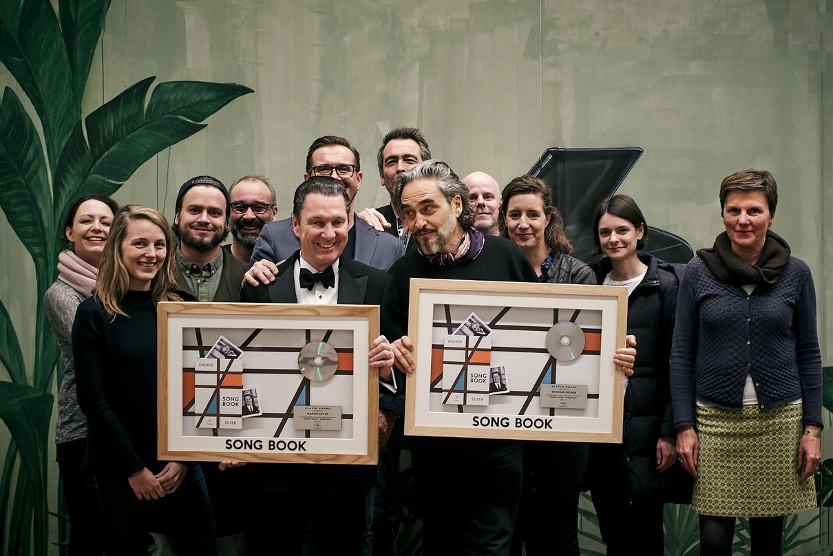 fc8fadb1647394b255d2f2bacb604a70ccbeb5d8aaaafc09f2f1e32af4147472 Bei der Award-Verleihung: Martin Suter (Mitte, links) und Stephan Eicher (Mitte, rechts) mit ihren Teams