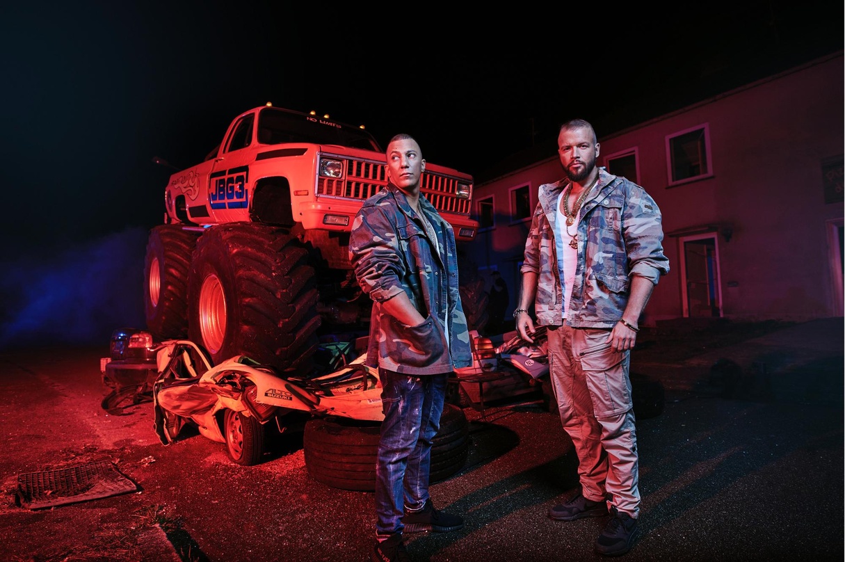 Vom Echo-Beirat zwar nicht ausgeschlossen, aber als Beispiel für eine zunehmende Spirale an Hass und Gewalt in Kultur und Medien kritisiert: Farid Bang (links) und Kollegah, die es mit "Ju...