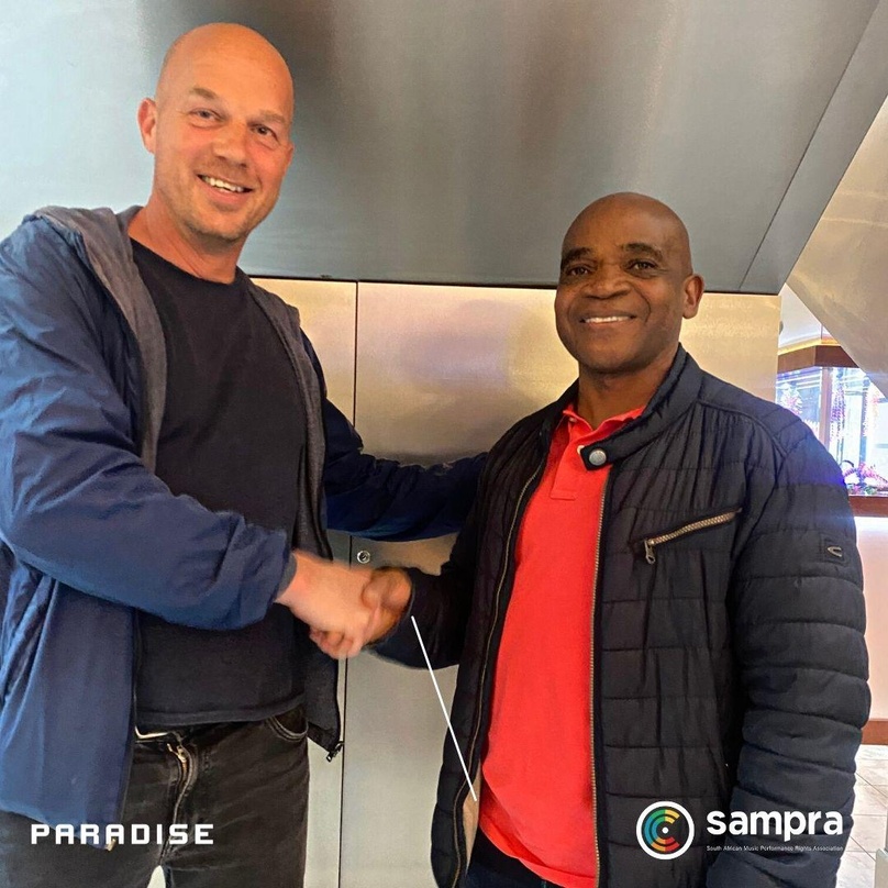Leben die deutsch-afrikanische Freundschaft: Ralph Böge (links, Paradise Worldwide) und Pfanai Lishivha (Sampra)