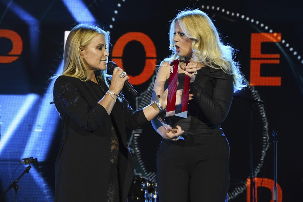 Als "Pioneer of Pop" geehrt: Anastacia (links) mit Barbara Schöneberger