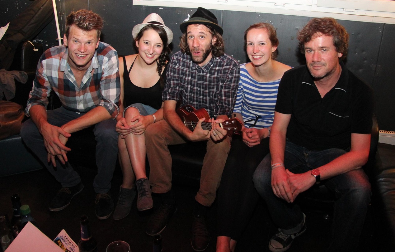 Nach dem Auftritt bei der Labelnacht im Rahmen des Backstage Free & Easy Festivals (von links): Dominik Haider, Carmen Unterhofer, Rainer Gärtner, Nicola Missel (alle Impala Ray) und Geral...