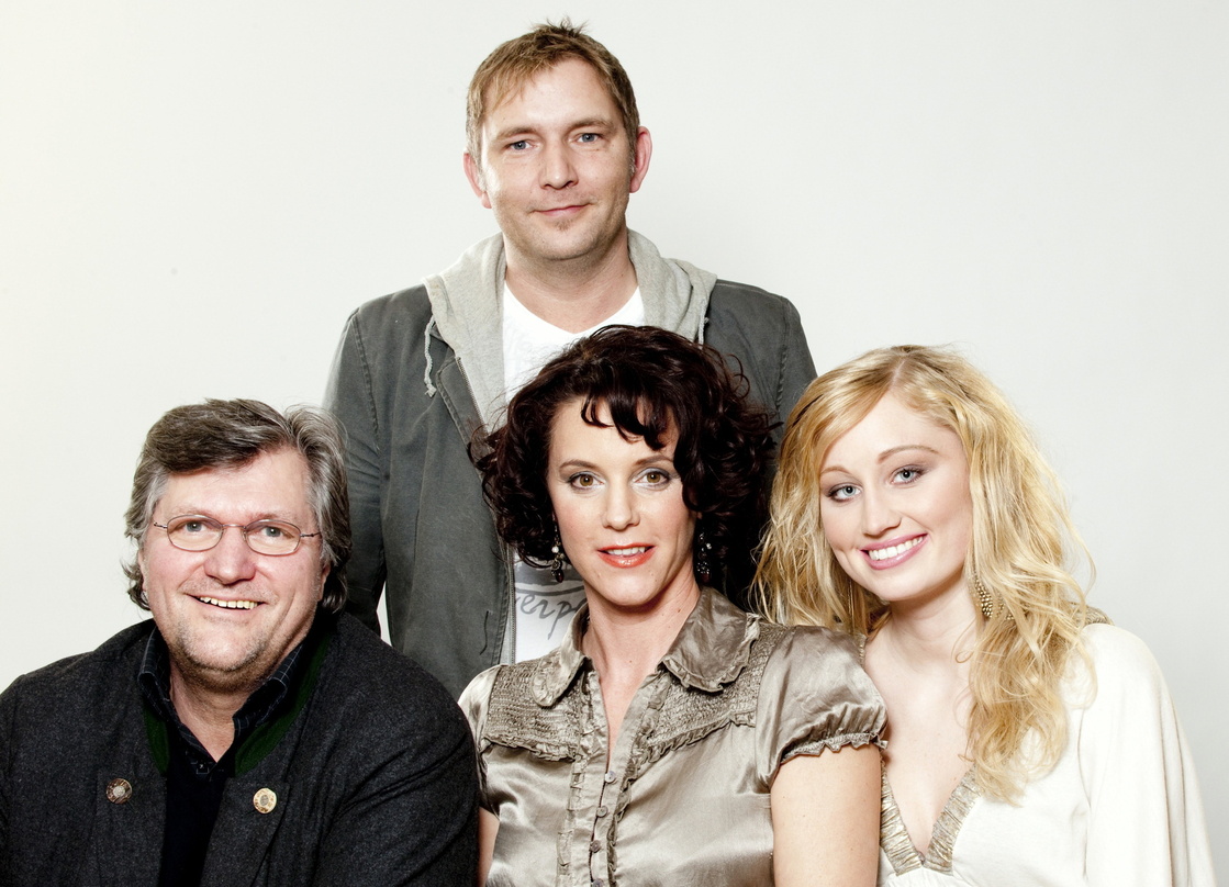 Neue Partner (v.l.n.r.): Joachim Neubauer, Produzent Thomas Rosenfeld sowie die Sängerinnen Sabine Schneider und Laura Düber von Zweifach